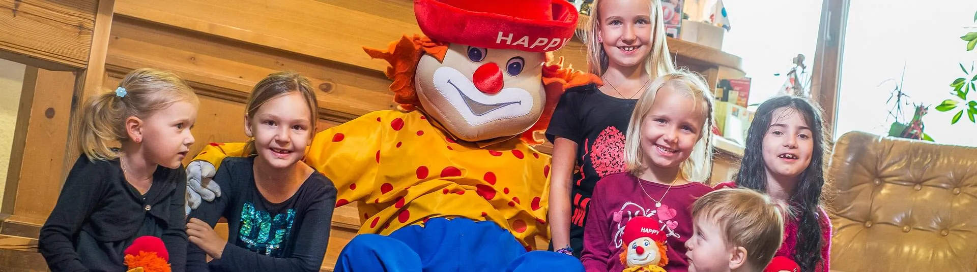 Fröhliche Gesichter beim Gruppenfoto mit Happy