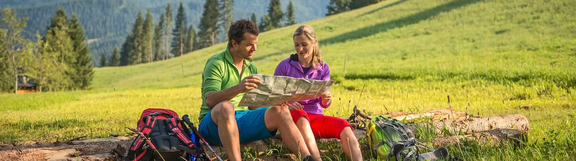 Wanderer beim Kartenlesen