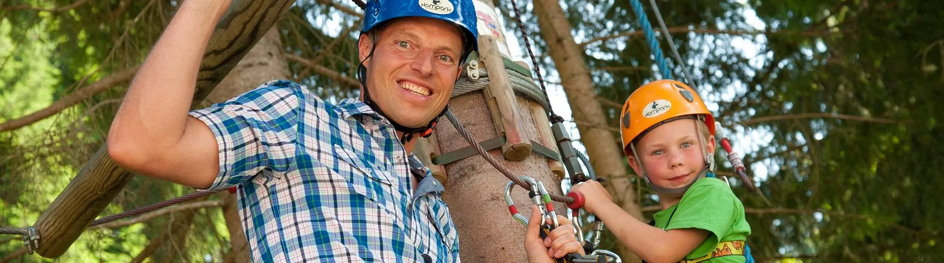 Vater mit Sohn im Kletterwald Hornpark in St. Johann