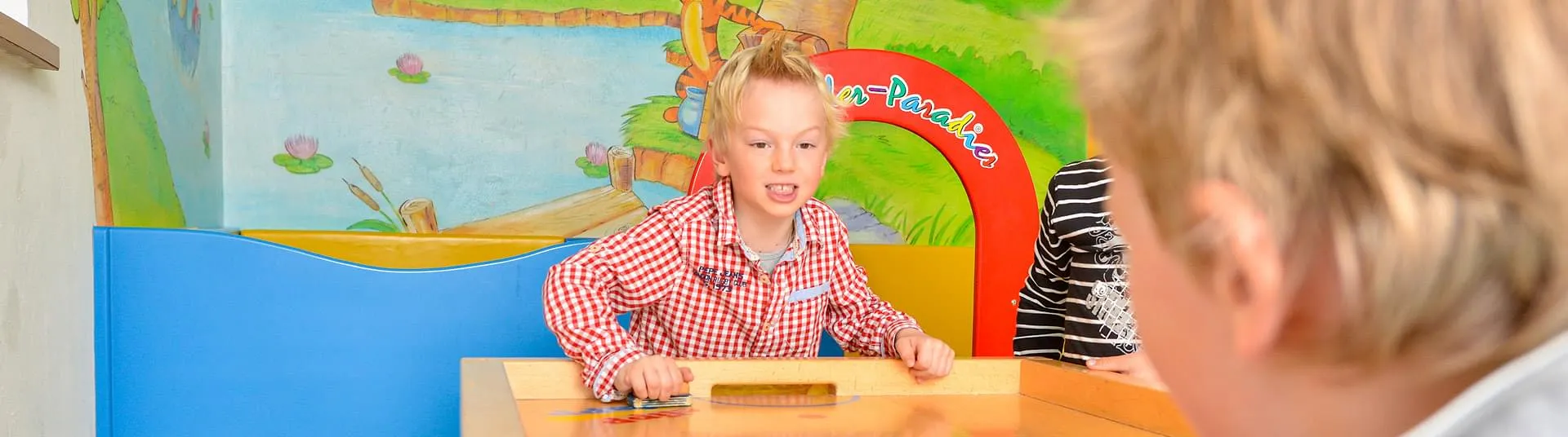 Kinder spielen Airhockey