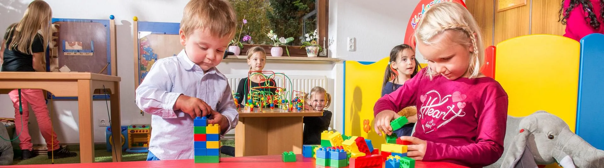 Verschiedene Spielm&ouml;glichkeiten im Spielzimmer.