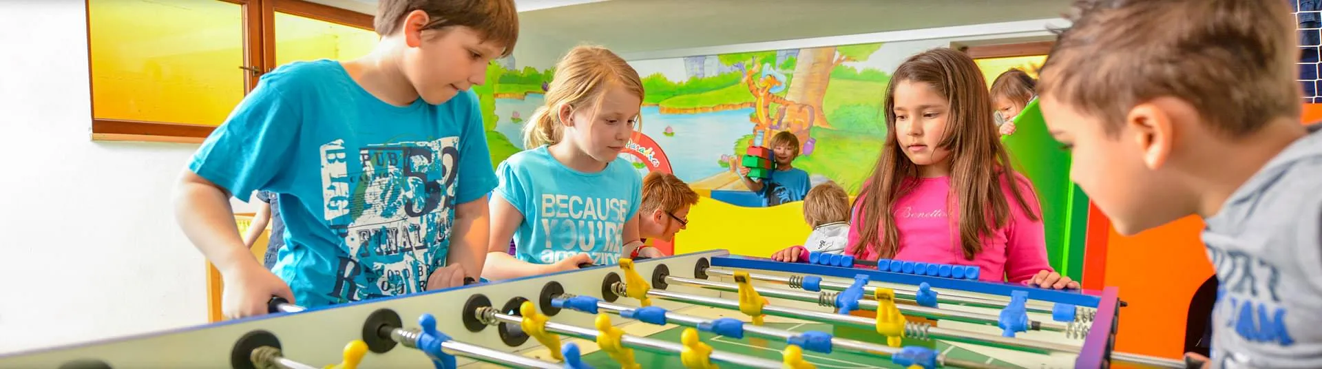 Kinder spielen kicker im Happyclub