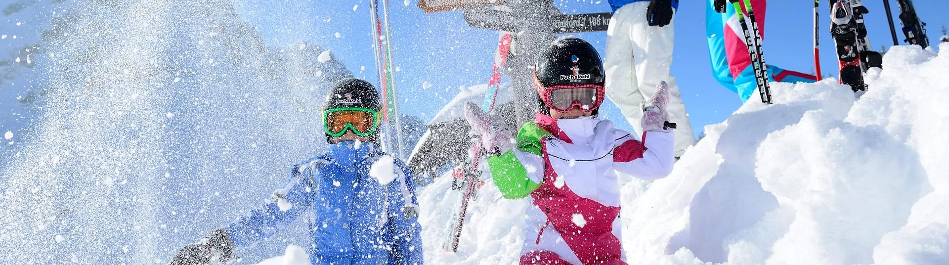 Fr&ouml;hliche Kinder toben im Schnee