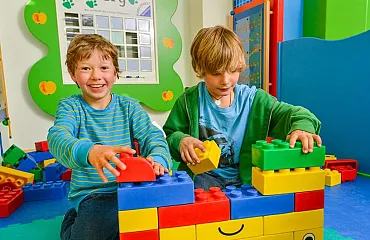 Kinder spielen im Happyclub