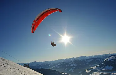 Paragleitflug über die wundervolle Winterlandschaft