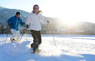 Paar beim Schneeschuhwandern